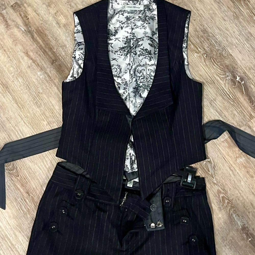 Beth Bowley 2/pc pinstriped suit with back bow 🎀